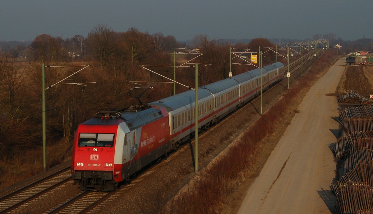 101 080-8  Cewe Fotobuch  mit IC 2258, Frankfurt(M) Hbf - Saarbrücken Hbf, befährt am späten Nachmittag die Umfahrung Schifferstadt zwischen Limburgerhof & Böhl-Iggelheim. Da das linke Gleis wegen Bauarbeiten gesperrt war, mussten die Züge aus Richtung Ludwigshafen/Mannheim mit dem rechten Gleis vorlieb nehmen, während die Züge aus Richtung Neustadt(Weinstraße)/Kaiserslautern den Weg durch Schifferstadt nehmen mussten. 31.01.2014