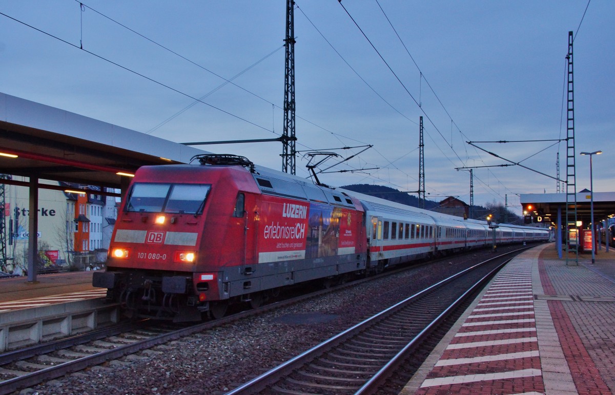 101 080-8 fährt als IC 2154 nach Wiesbaden und steht am 18.01.15 im Bhf. von Eisenach.