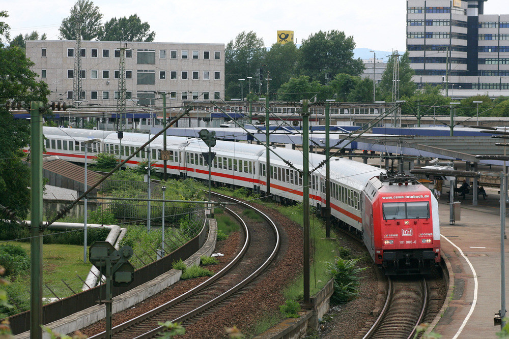 101 080 am 6. Juli 2012 in der unteren Gleisebene des Ludwigshafener Hauptbahnhofs.