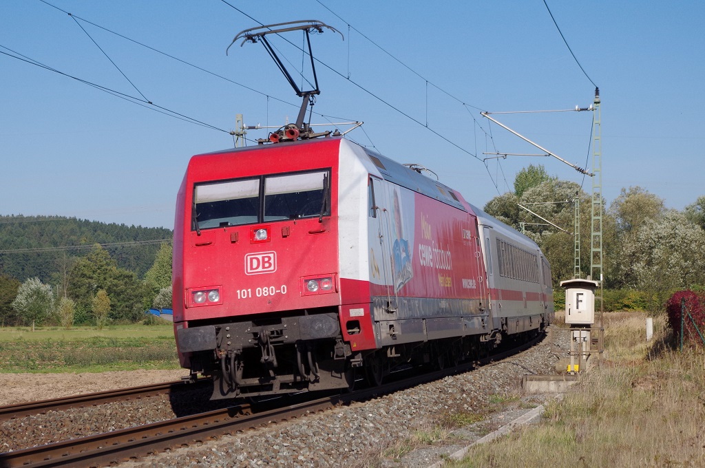 101 080  Cewe Fotobuch  schiebt am 03.10.2013 den IC 2208 durch Gundelsdorf gen Saalfeld. Zuglok war 101 003. 