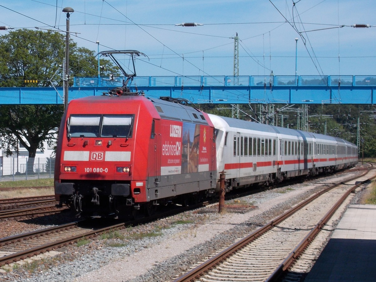 101 080 vor dem Steuerwagen vom IC 2287 Binz-Hamburg Hbf,am 19.Juli 2014,bei der Einfahrt in Bergen/Rügen.