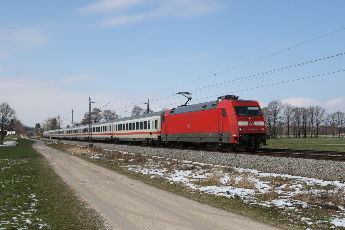 101 080 war am 4. April 2022 bei Übersee in Richtung Salzburg unterwegs.
