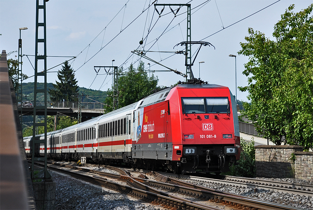 101 081-8 (Crewe-Fotobuch-Werbung) schiebt IC aus Remagen in Richtung Bonn - 29.08.2013