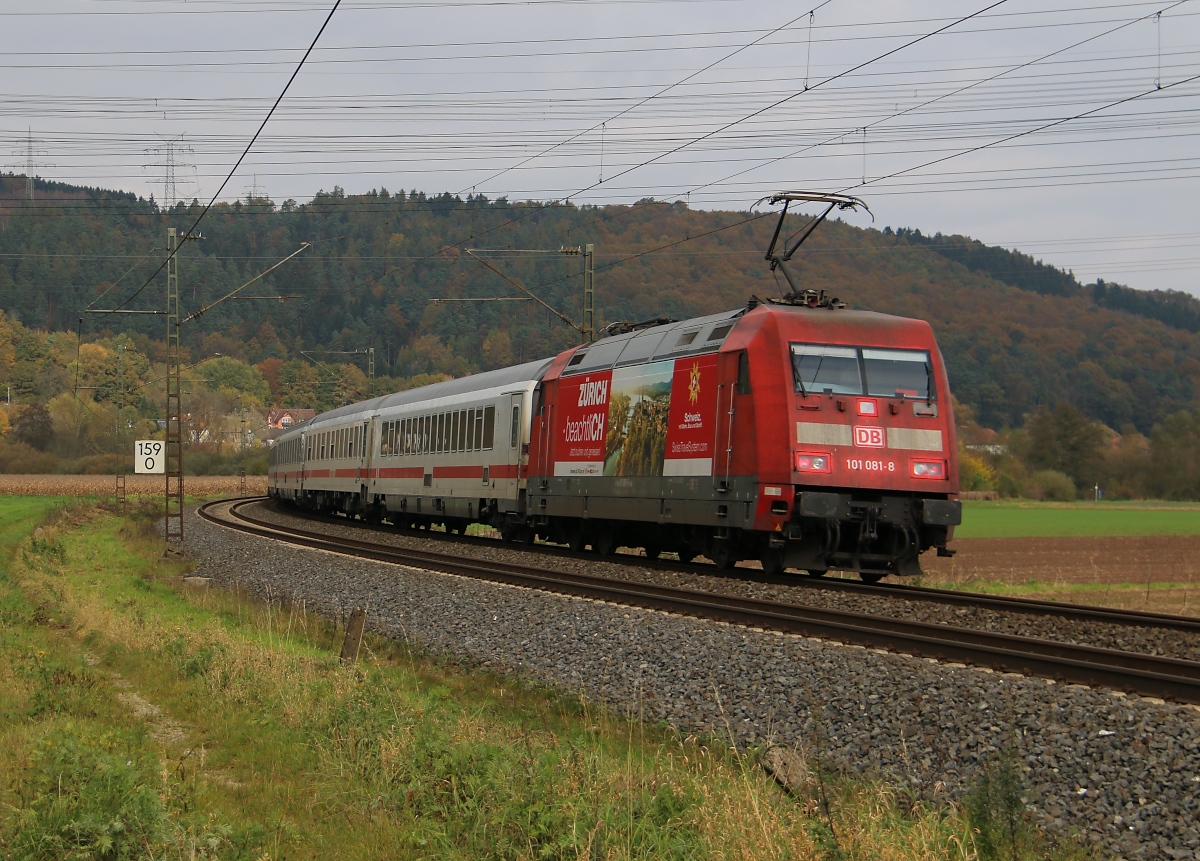 101 081-8 schiebt einen IC aus Richtung Bad Hersfeld kommend weiter gen Bebra. Aufgenommen am 26.10.2014 zwischen Mecklar und Ludwigsau-Friedlos. 
