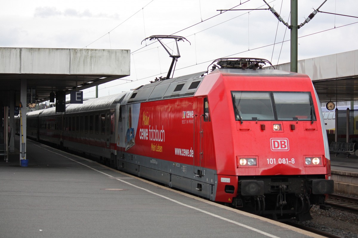 101 081 am 8.8.13 mit einem IC in Hannover Hbf.