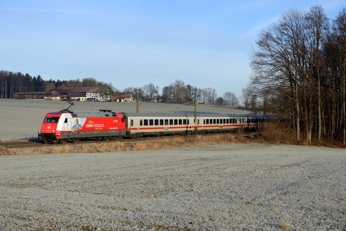 101 081  Mein CEWE-Fotobuch  schiebt am 11. Januar 2014 den EC 390 bei Vogl gen München HBF. 