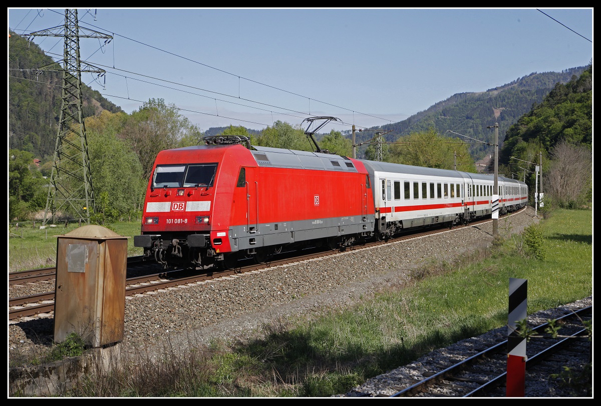 101 081 mit IC719 bei Mixnitz am 4.05.2020.