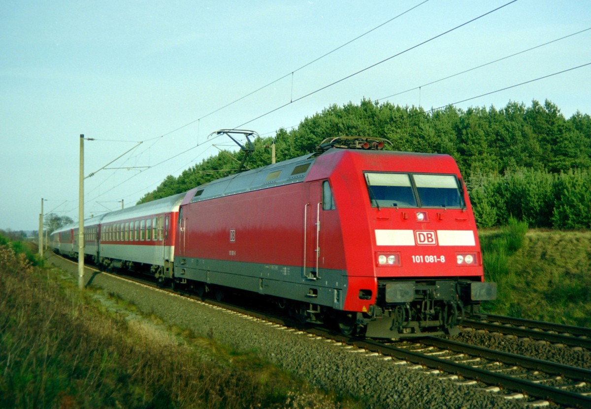 101 081 mit Umleiter-IC 507  Kaiserstuhl  (Lbeck–Kln–Karlsruhe) am 26.11.2000 zwischen Maschen und Jesteburg
