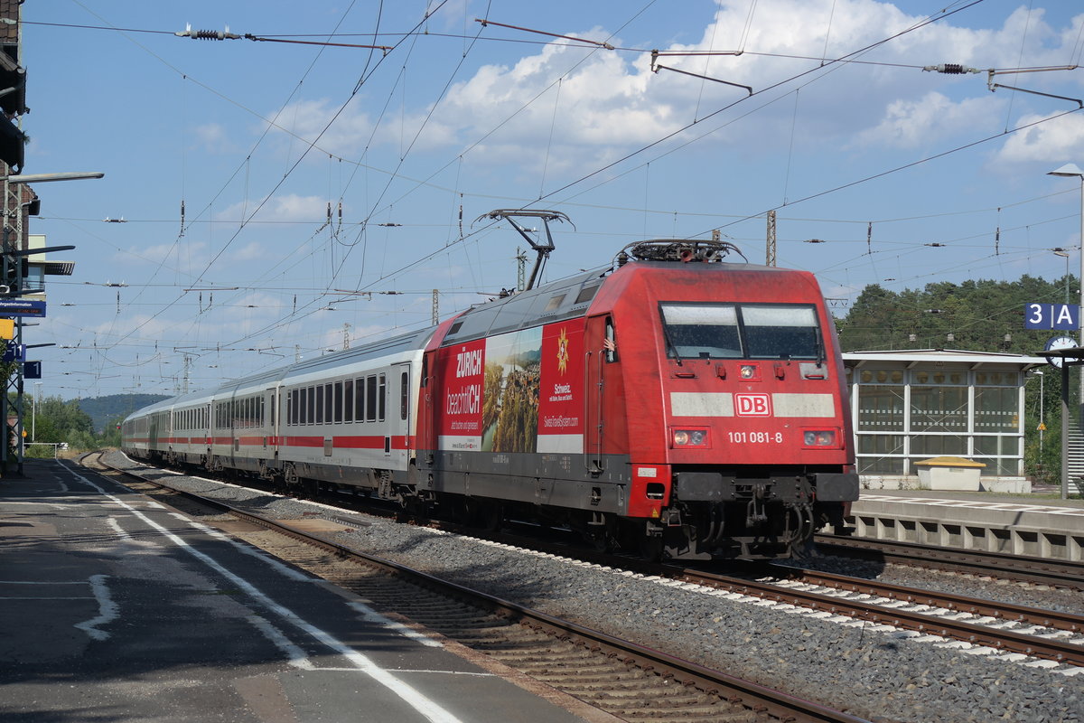 101 081  Zürich. beachtliCH  am 01.08.2015 mit einem Umleiter-IC in Eichenberg. Gruß zurück ;)