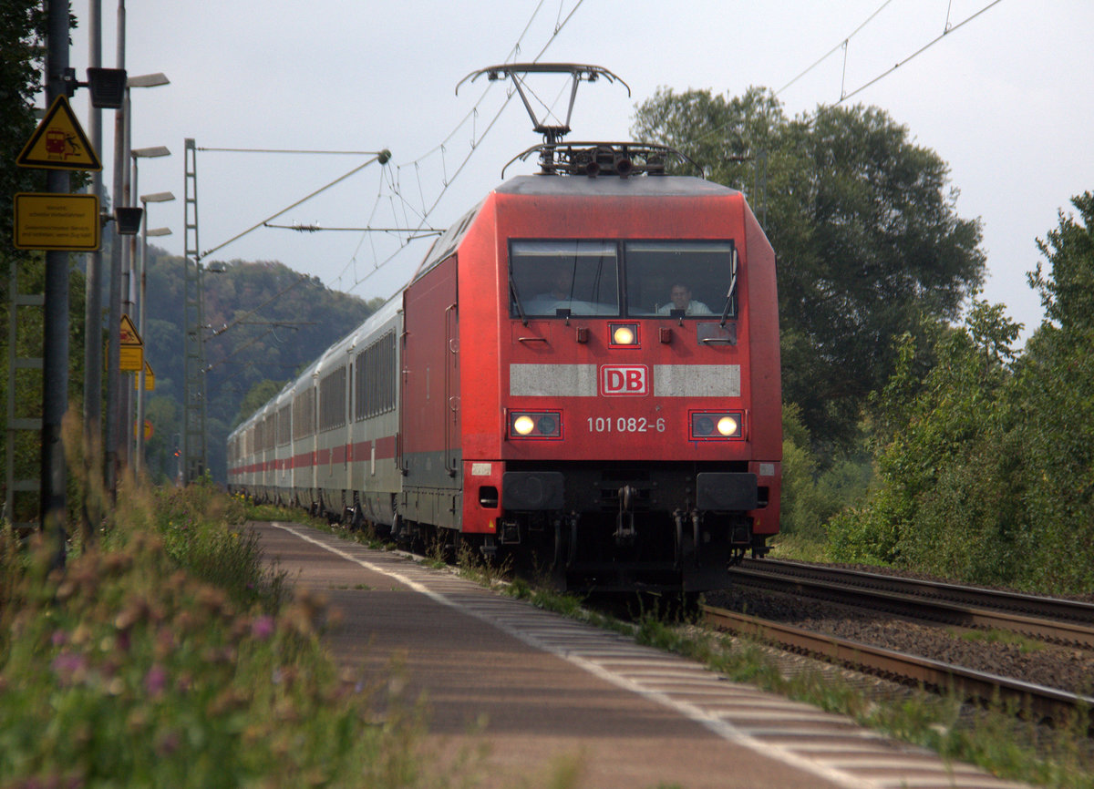 101 082-6 DB kommt mit einem  IC 2217 aus Greifswald(D) nach Stuttgart-Hbf(D) und kommt aus Richtung Köln-Hbf,Köln-West,Köln-Süd,Köln-Eifeltor,Hürth,Brühl,Sechtem,Bornheim,Roisdorf bei Bornheim,Bonn-Hbf,Bad-Godesberg,Rolandseck,Remagen,Sinzig,Bad Breisig,Brohl-Lützing und fährt durch Namedy in Richtung Andernach,Weißenthurm,Urmitz,Koblenz-Lützel,Koblenz.
Aufgenommen vom Bahnsteig 2 in Namedy. 
Bei Sommerwetter am Nachmittag vom 17.8.2018.