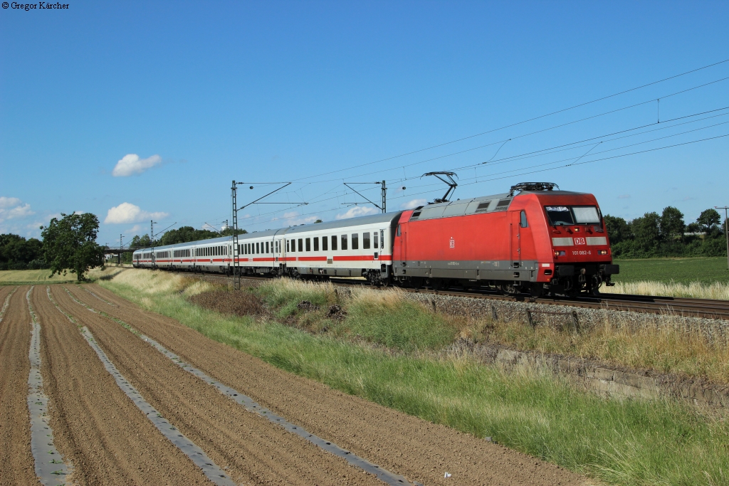 101 082-6 mit dem IC 2374 Karlsruhe-Stralsund kurz vor Weinheim, 15.06.2014.