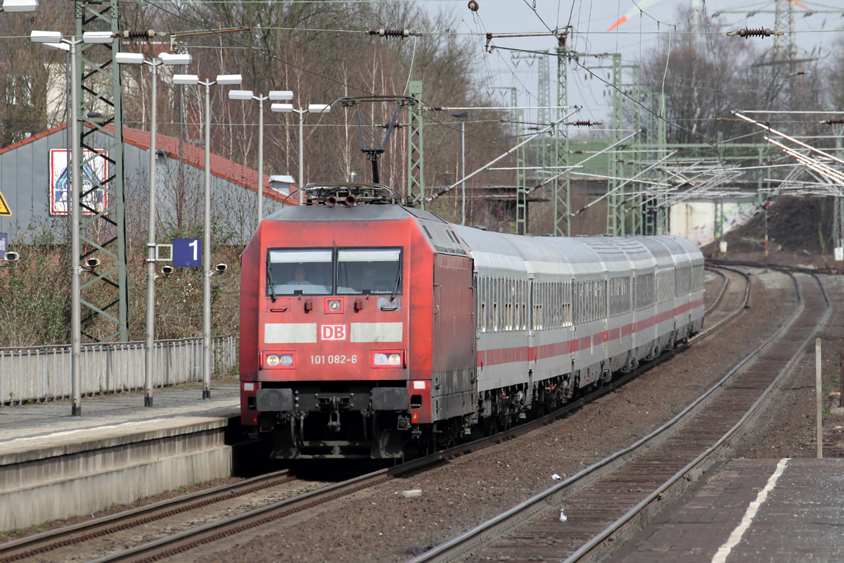 101 082-6 mit IC 2201 nach Köln Hbf. bei der Einfahrt in Recklinghausen 3.4.2015