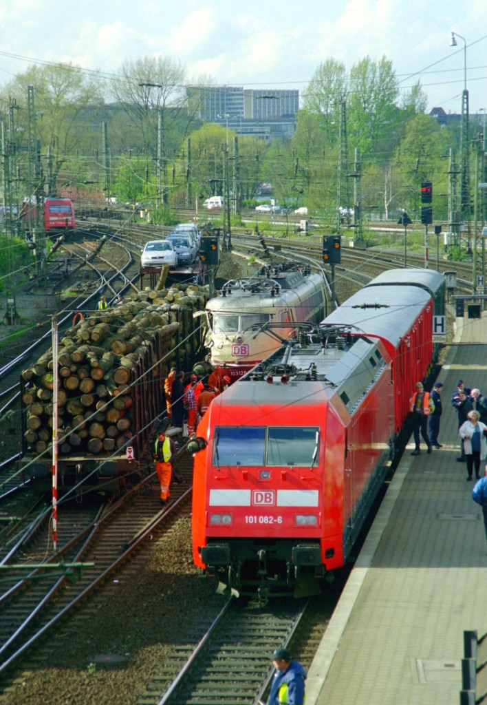 101 082 im Hilfszugeinsatz nach Flankenfahrt der 103 128 mit einem G�terzug am 15.04.1999 in Hamburg Hbf