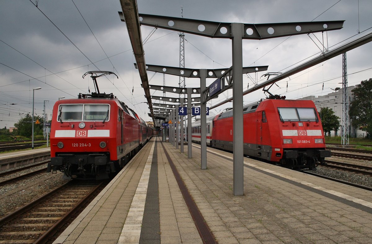 101 083-4 begegnet zusammen mit dem IC2213 von Ostseebad Binz nach Stuttgart Hauptbahnhf im Rostocker Hauptbahnhof der 120 204-3 mit einem RE1 (RE4309)  Hanse-Express  Hamburg Hauptbahnhof-Rostock Hauptbahnhof. (3.9.2016) 