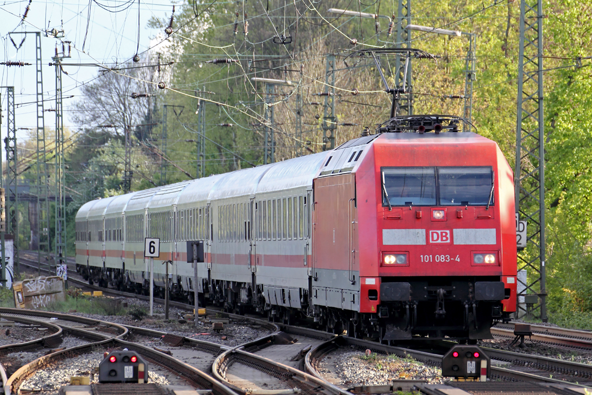 101 083-4 mit IC 137 nach Emden Hbf. bei der Einfahrt in Recklinghausen 18.4.2014