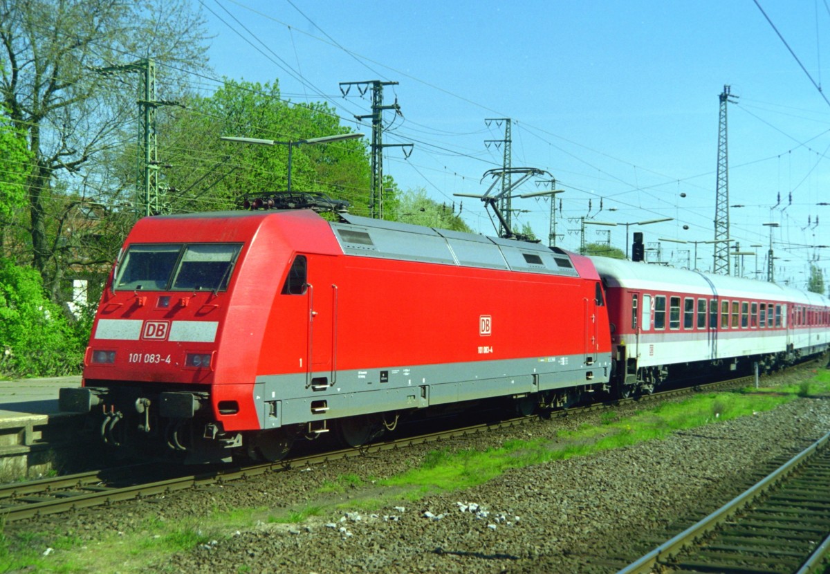 101 083 mit IC 506  Kaiserstuhl  (Basel–Kln–Hamburg) am 25.04.2000 in Bremen Hbf