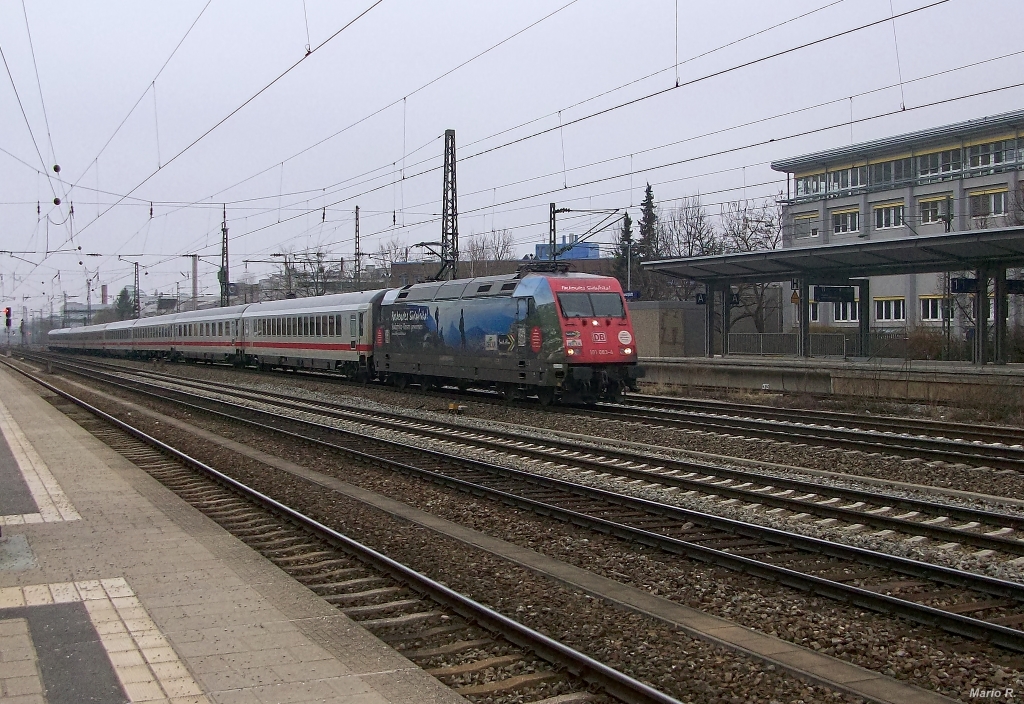 101 083, Werbelok  Packendes Südafrika , durchfährt mit einer IC-Garnitur M-Heimeranplatz am 5.4.13.