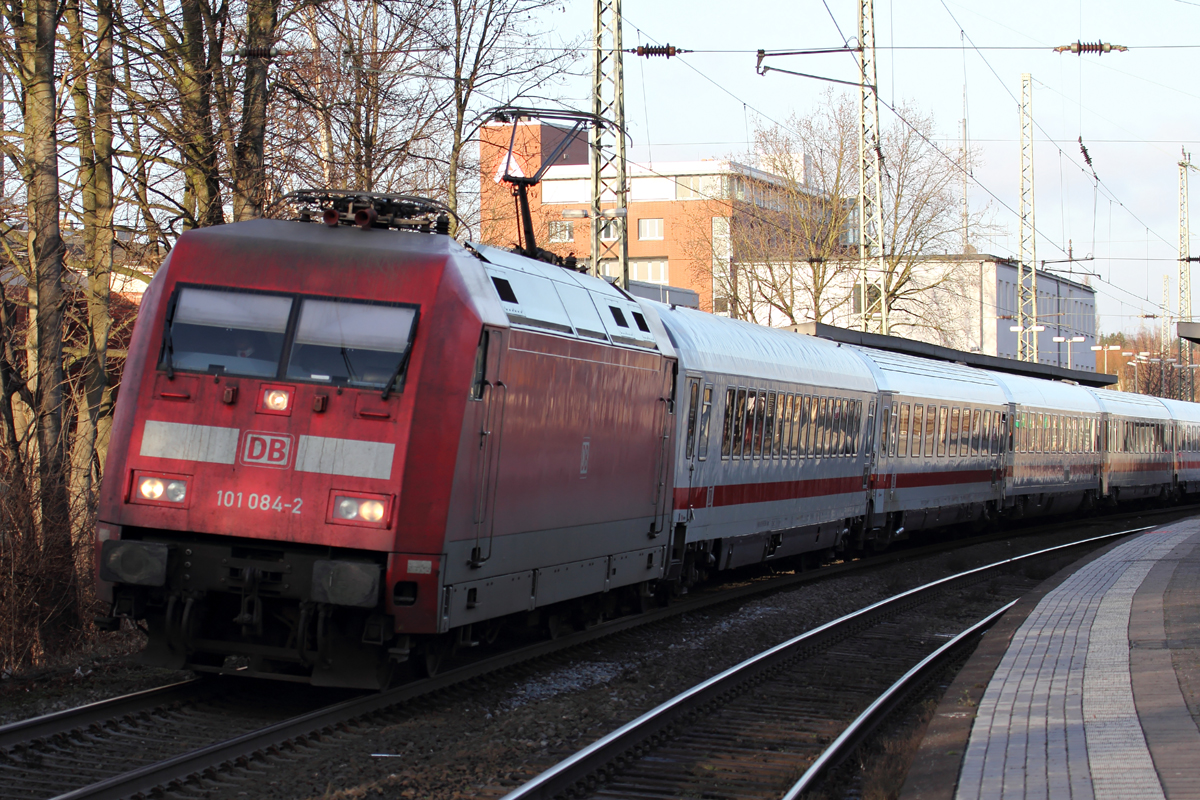 101 084-2 mit IC 2203 nach Köln Hbf. bei der Ausfahrt aus Recklinghausen 4.1.2015