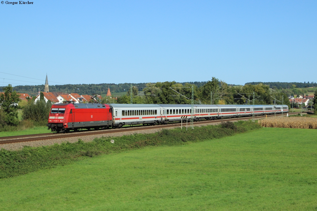 101 084 mit dem IC 2293 (Frankfurt-Stuttgart) bei Heidelsheim, 27.09.2015.