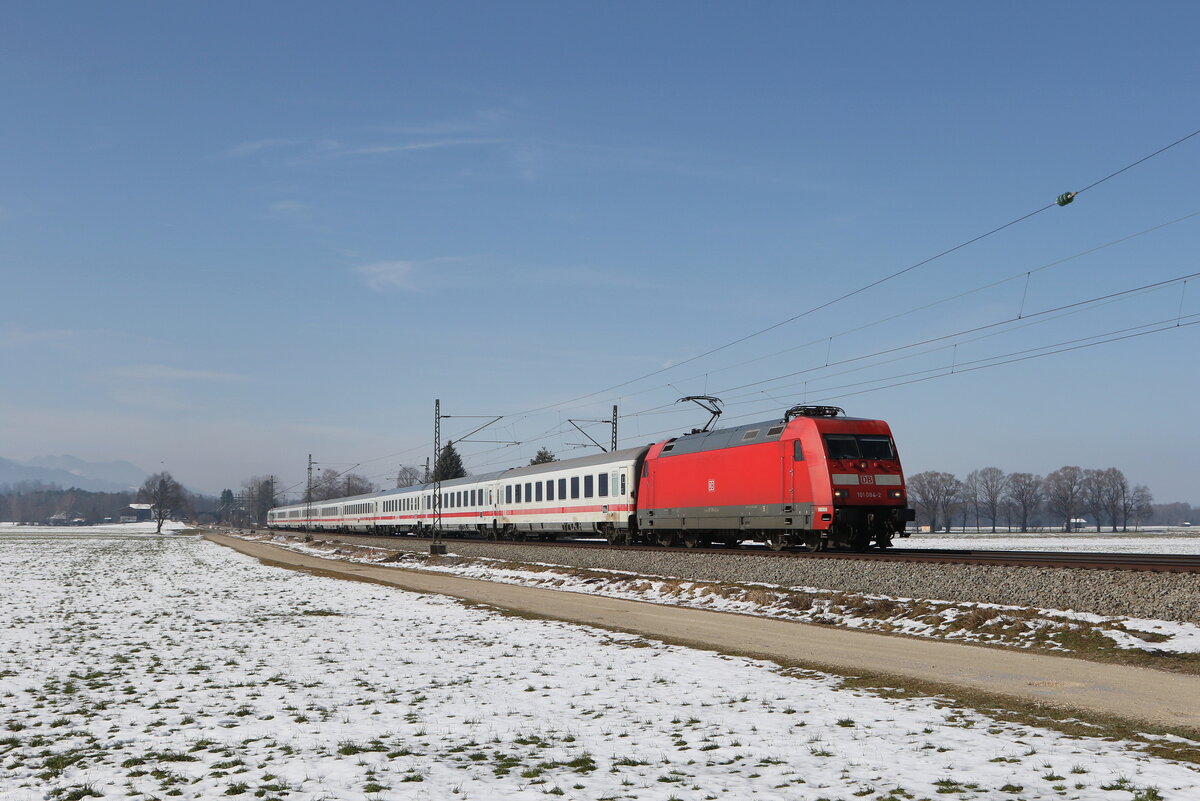 101 084 mit einem  EC  aus München kommend am 2. März 2023 bei Übersee am Chiemsee.