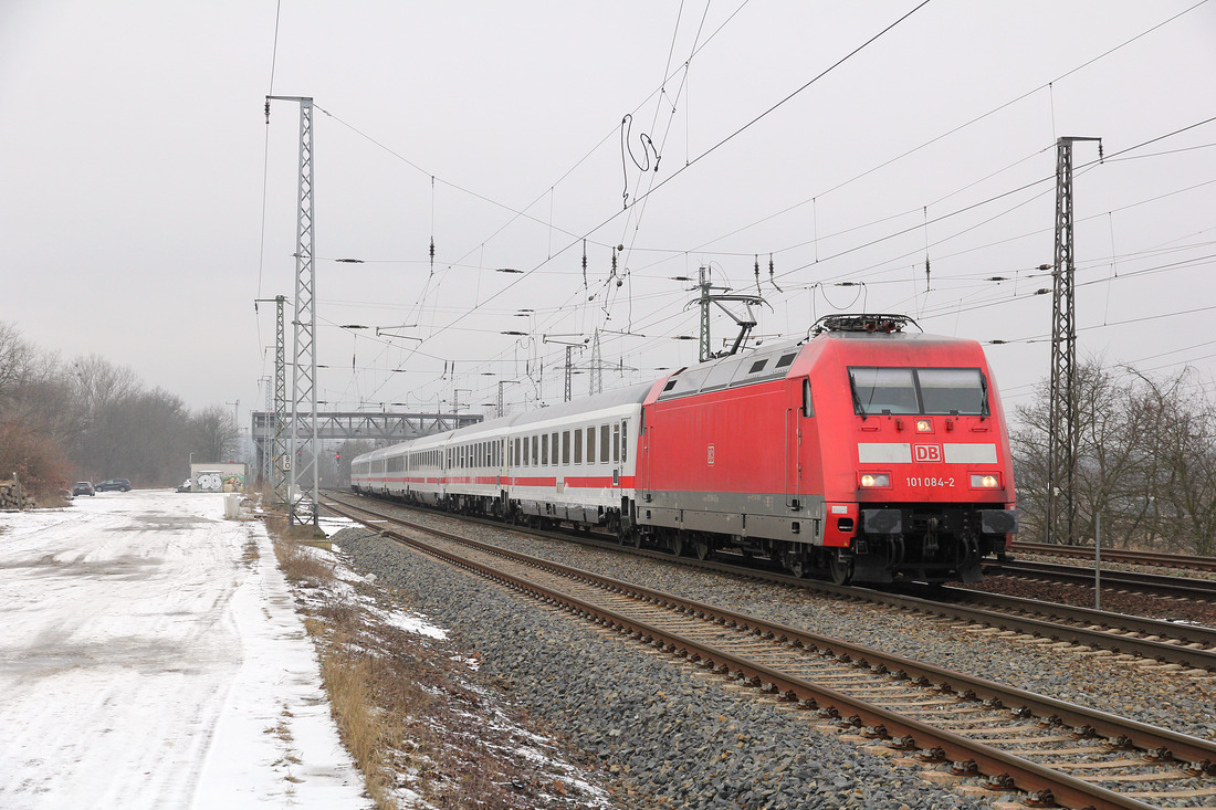 101 084 mit einem Leerreisezug am Haken, aufgenommen am 20. Januar 2017 in Saarmund.