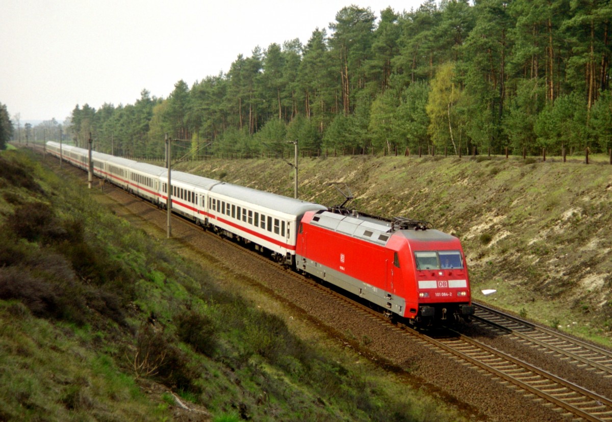 101 084 mit IC 2424 (Frankfurt–K�ln–Hamburg) am 17.04.2004 zwischen Jesteburg und Maschen