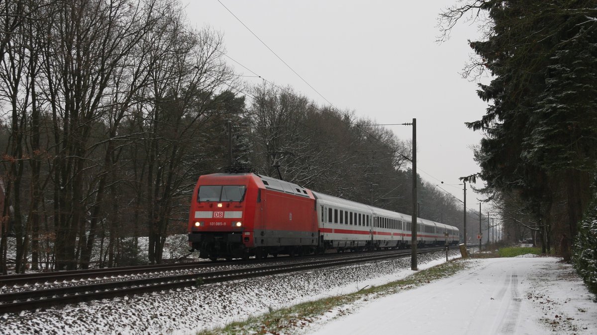 101 085 rauscht mit ihrem IC im Schnee durch Emsbüren-Leschede. Aufgenommen am 16. Dezember 2018.