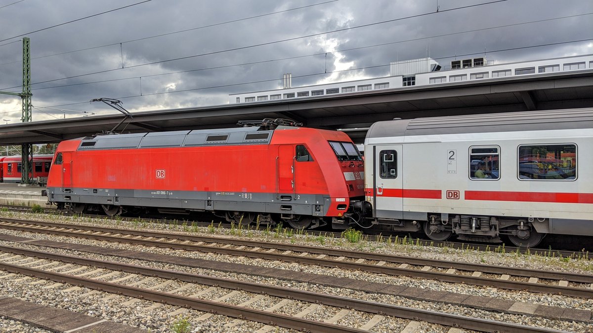 101 086-7 schiebt den EC 219 von München Hbf nach Graz. Hier beim Halt in München Ost am 31.08.2020