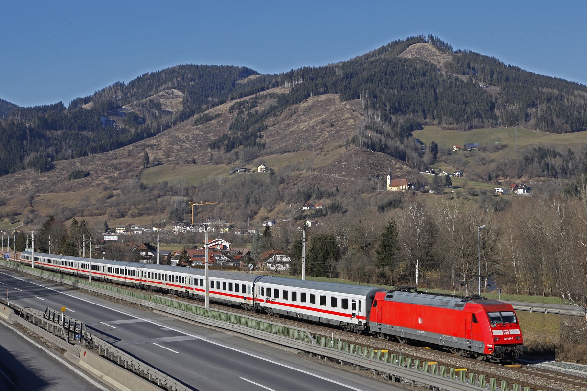 101 086 mit EC216 in Oberaich am 29.01.2018.