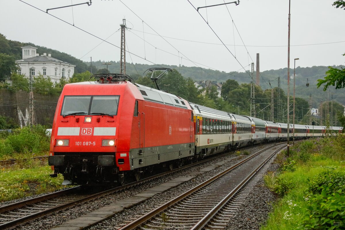 101 087-5 DB mit EC8 in Wuppertal Steinbeck, August 2023.