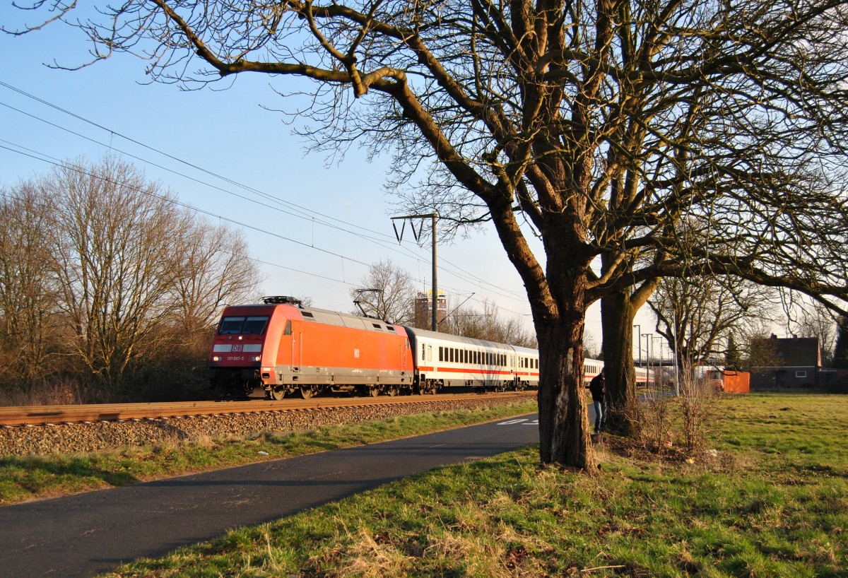 101 087-5 fuhr am 13.03.2015 mit dem IC 2200 von Köln nach Norddeich Mole, hier in Leer.