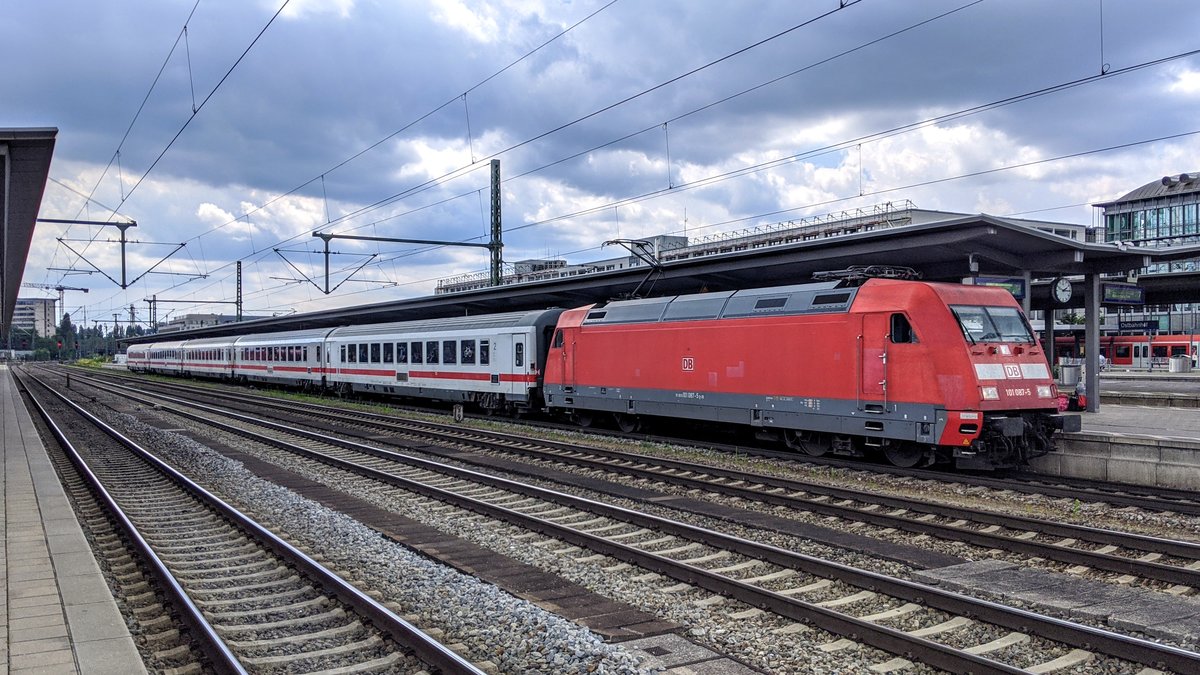 101 087-5 mit dem IC 2083 von Hamburg nach Berchtesgaden. Aufgenommen am 26.07.2020 in München Ost.