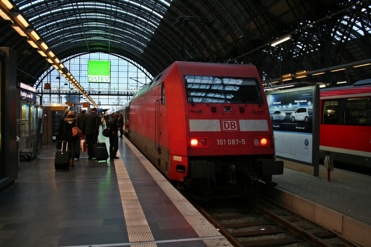 101 087-5 mit dem IC 2385 nach Kalrsruhe am Abend des 20.09.13 abfahrbereit in Frankfurt (Main) Hbf.
