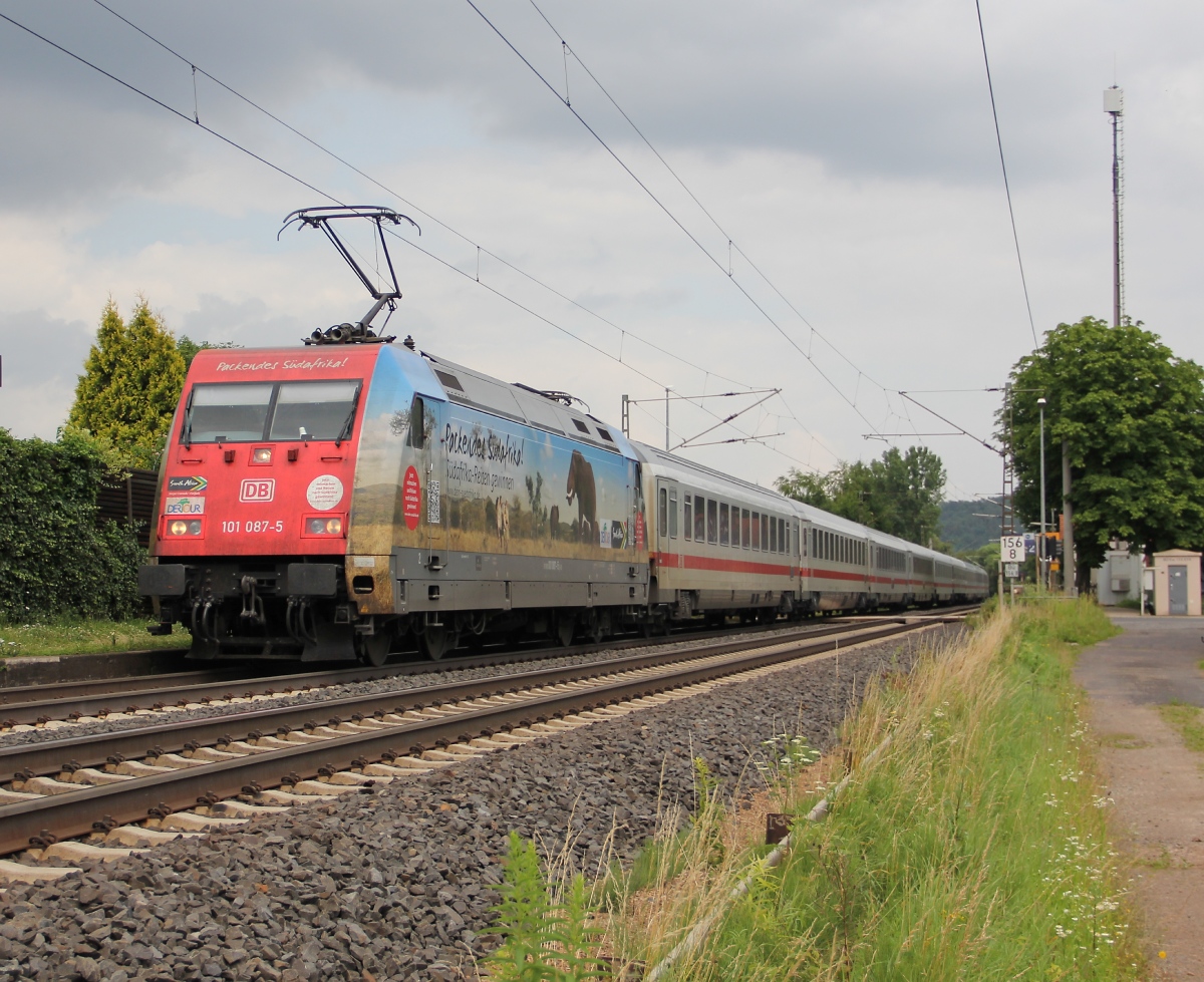 101 087-5 mit IC in Richtung Bad Hersfeld. Aufgenommen am 05.07.2013 in Ludwigsau-Friedlos.