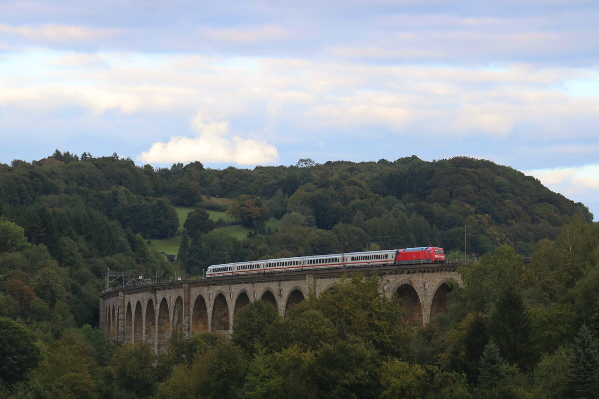 101 087 mit dem Spätzug nach Gera auf dem Viadukt in Altenbeken am 10.9.2026