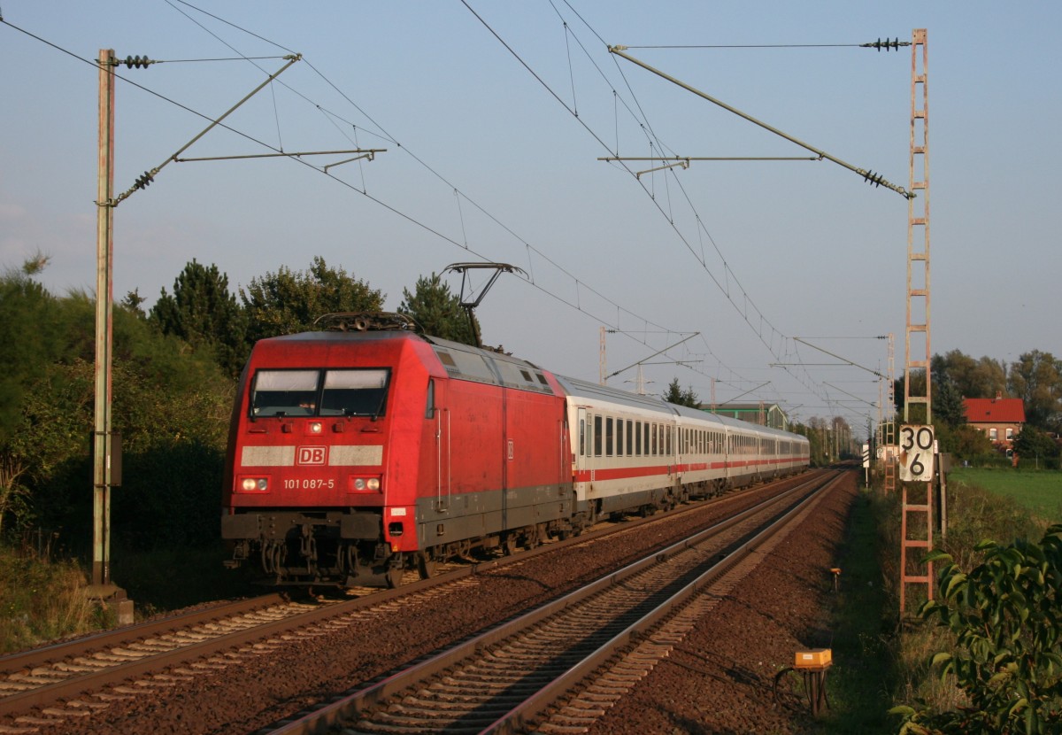 101 087 mit IC 2034 (Leipzig Hbf–Norddeich Mole) am 17.09.2014 in Vhrum, aufgenommen vom Bahnsteigende