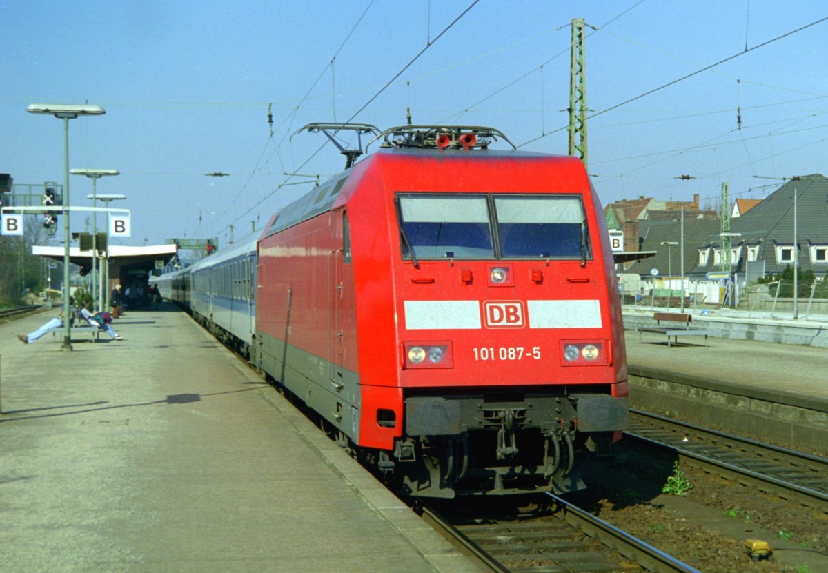 101 087 mit IR 2575 (Hamburg–Karlsruhe) am 02.04.1999 in Celle