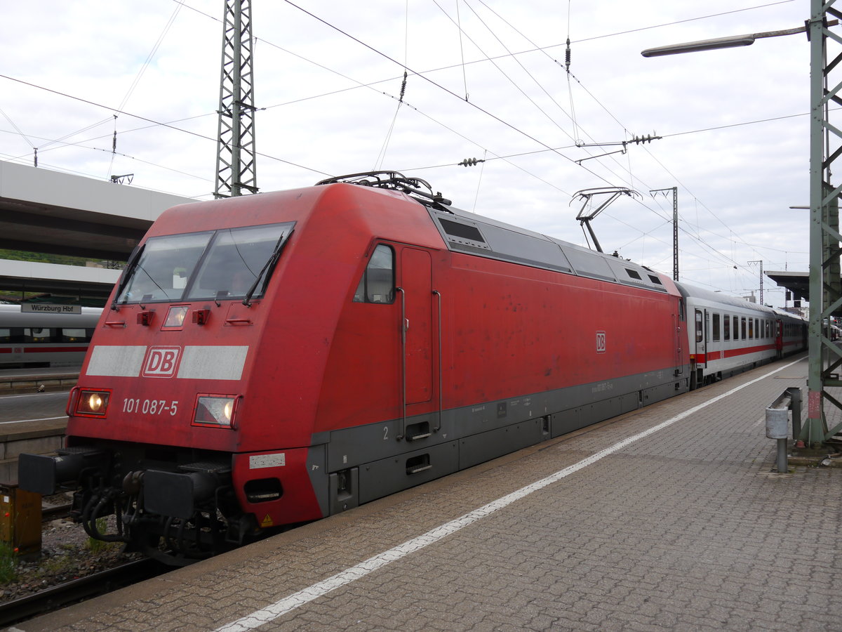 101 087 steht mit ihrem zusätzichem IC 1980 am 16.05.2016 in Würzburg Hbf auf Gleis 3 und wartet auf die Abfahrt nach Hamburg Altona.