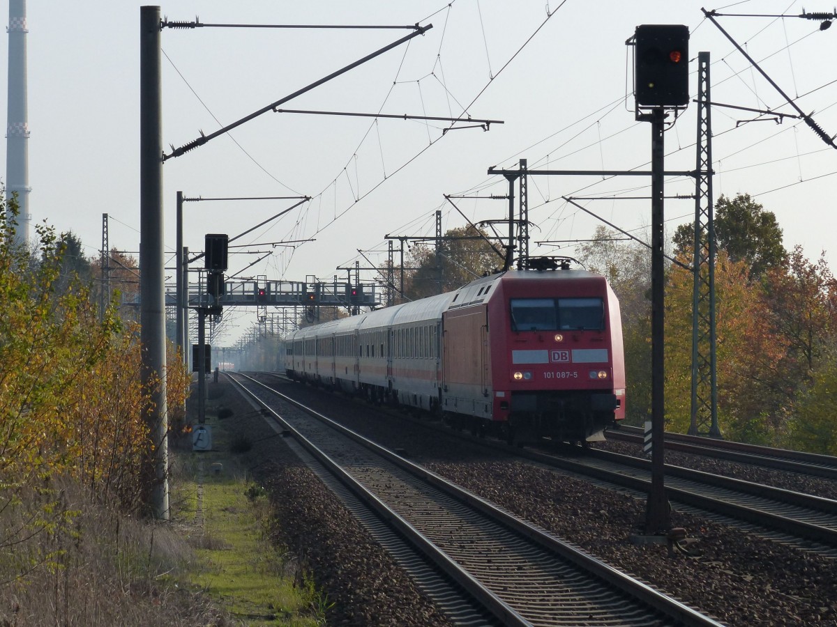 101 087 zieht am 14.11.2014 einen IC durch Dresden-Strehlen.