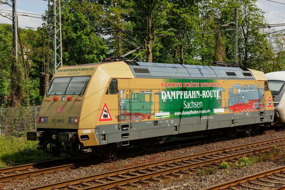 101 088-3  Dampfbahn-Route Sachsen  DB mit IC2044 in Wuppertal, am 17.05.2023.