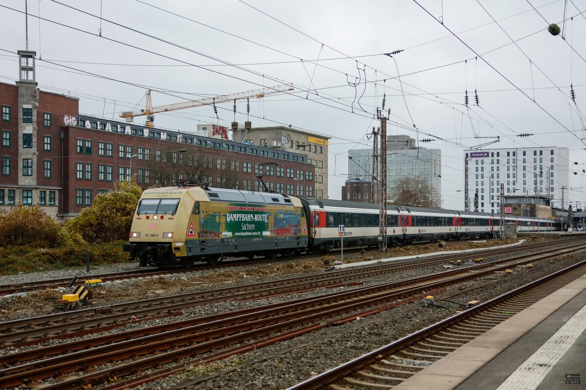 101 088-3  Dampfbahn-Route Sachsen  mit EC in Essen Hbf, am 03.12.2022.