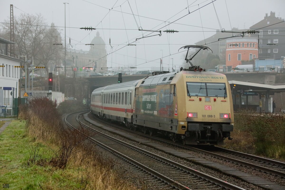 101 088-3  Dampfbahn-Route Sachsen  mit IC2049 in Wuppertal Steinbeck, Februar 2023.