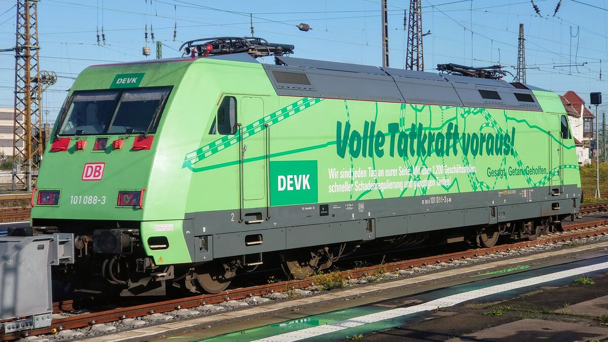 101 088-3  DEVK  ruht sich am 9.10.2025 in Leipzig Hbf aus.Aufnahme vom Bahnsteig 22/23.
Mal sehen, wie lange es dauert, bis ich sie im SSM Engelsdorf sehe, wo schon viele ihrer Schwestern stehen.