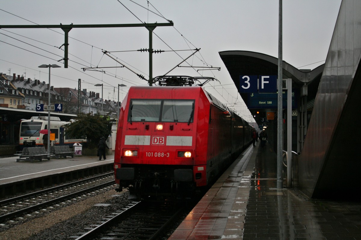 101 088-3 mit dem CNL 473 von Kopenhagen nach Basel SBB am Morgen des 14.12.13 beim Ausstiegshalt in Freiburg (Breisgau) Hbf.
Die Kurswagen aus Moskau, die ab dem Fahrplanwechsel am 15.12.13 nicht mehr mitlaufen werden, fehlen allerdings schon an diesem Zug.