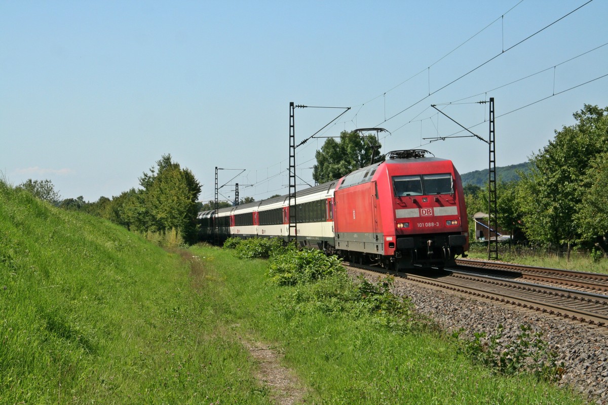 101 088-3 mit dem EC 9 von Hamburg-Altona nach Zrich HB am Nachmittag des 01.08.14 nrdlich von Kollmarsreute.