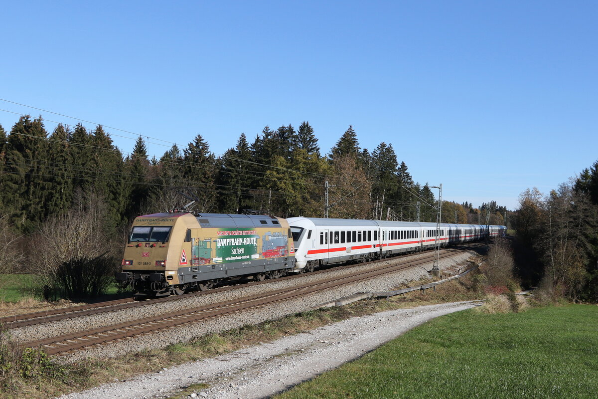 101 088  Dampfbahn Route Sachsen  mit einem  EC  aus Salzburg kommend am 15. November 2022 bei Grabenstätt im Chiemgau.