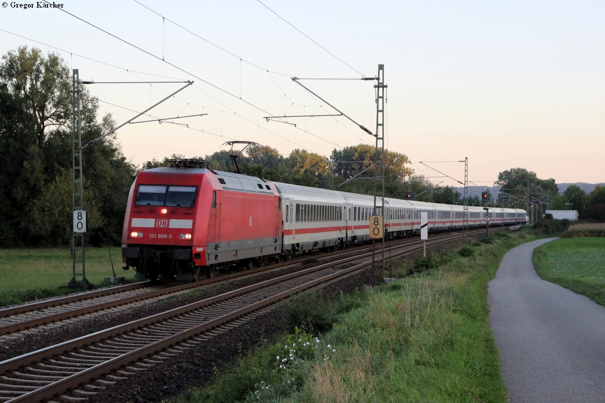 101 088 mit dem Pendel-IC 2367 (Bruchsal-Stuttgart) bei Helmsheim. Während der Sperrung der SFS verkehrte das Zugpaar 2367/2360, das normalerweise Karlsruhe mit Stuttgart über Bruchsal verbindet, nur zwischen Bruchsal und Stuttgart. Helmsheim, 28.09.2015.