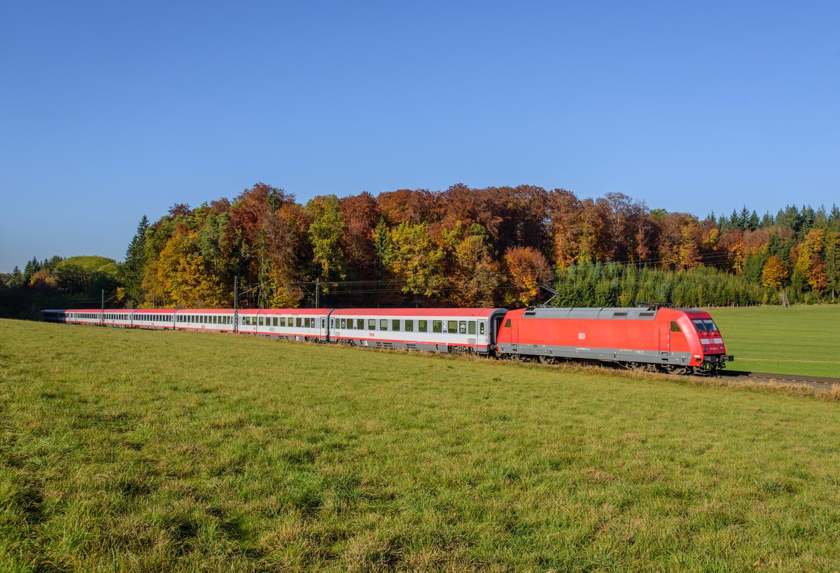 101 088 mit IC 119 in der Gurgelhau bei Beimerstetten am 30.10.2016.