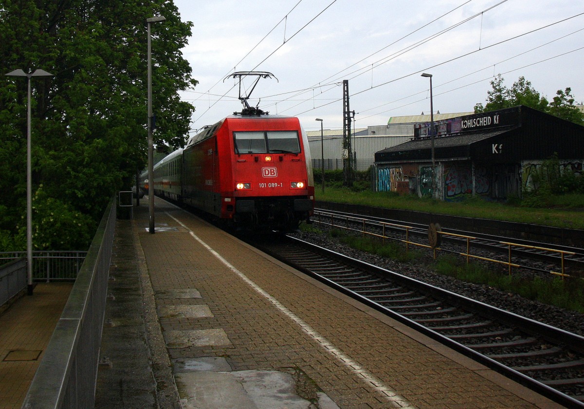 101 089-1 DB kommt die Kohlscheider-Rampe hoch aus Richtung Neuss,Herzogenrath mit einem IC 2223 aus Berlin nach Aachen-Hbf und fährt in Richtung Aachen-West.
Aufgenommen bei der Durchfahrt in Kohlscheid bei Regenwetter am Abend vom 6.5.2014.