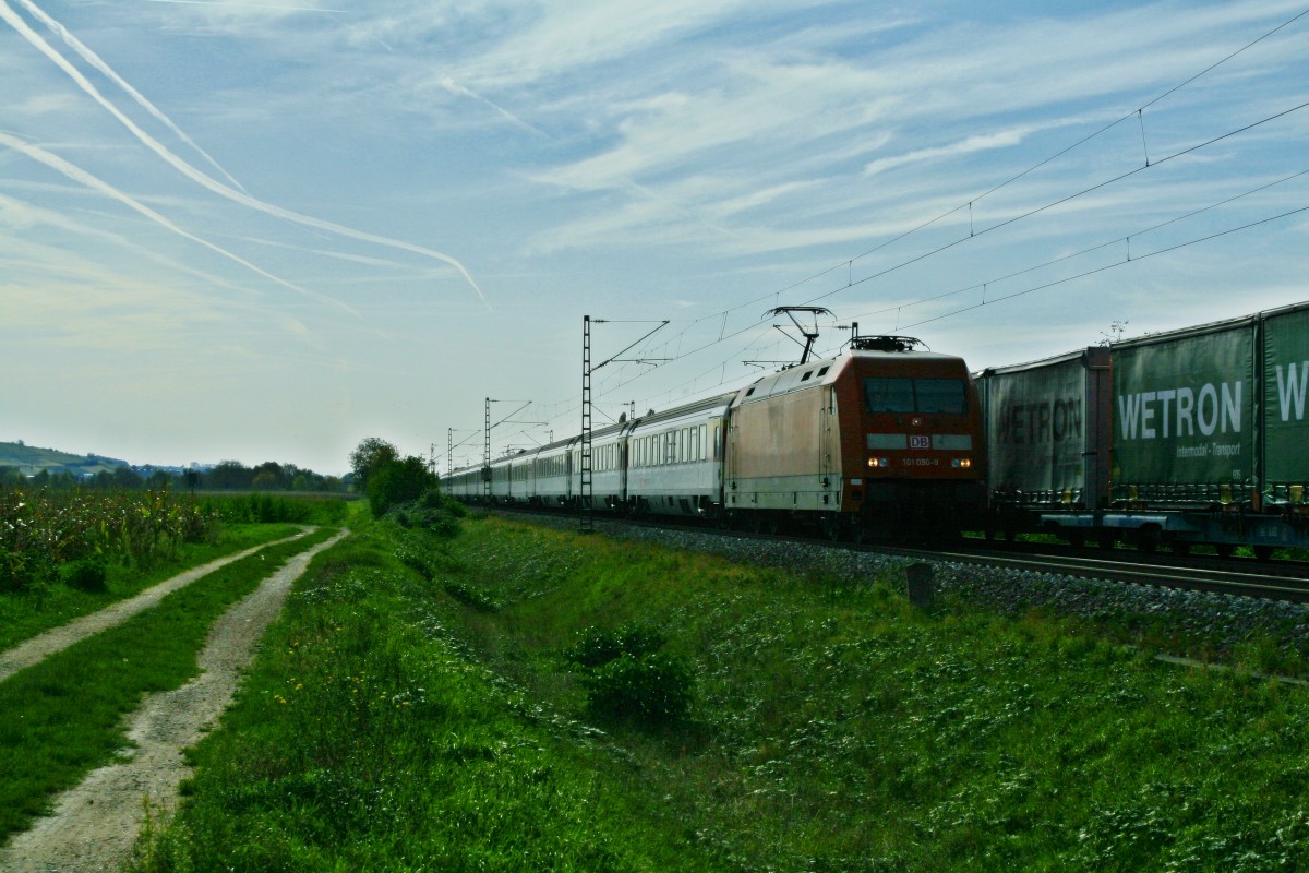 101 090-9 mit dem �ber 100 Minten versp�teten EC 8 von Chur nach Hamburg Altona am Nachmittag des 16.10.13 bei H�gelheim.
Der Zug viel unter anderem auf Grund wegen der enormen Versp�tung ab Mainz Hbf aus und wurde durch den Ersatz-IC 2912 bis Hamburg Altona weitergef�hrt.